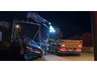 Otomobil 7 metre yükseklikten yuvarlandı, sürücü burnu kanamadan araçtan çıktı