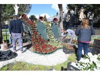 Kemer yaz sezonuna hazırlanıyor, ilçe petunyalarla süsleniyor