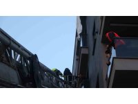 Mersin’de ilginç olay: Perde ile 6’ncı kattan sarktı, 3’üncü kat balkona düştü