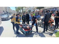 Elektrikli bisiklet ile motosikletin çarpışma anı kamerada: 3 yaralı