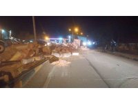 Virajı alamayan tır devrildi saman balyaları yola saçıldı: 1 yaralı