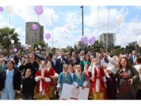 Adana’da gökyüzüne mor balonlar bırakıldı