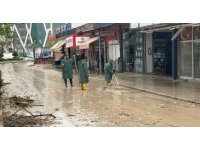 Kadirli’de selin ardından temizlik başladı, esnaf yardım bekliyor