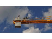 Maaşını alamayınca vincin tepesine çıktı, banka hesabına yatan parayı teyit edip indi