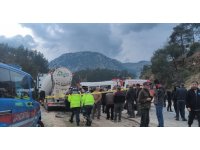 Antalya-Isparta karayolunda işçileri taşıyan minibüs ile beton mikseri çarpıştı: 7 ölü, 7 yaralı