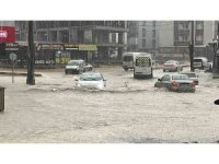 Şiddetli yağış sele neden oldu, göle dönen yollarda araçlar mahsur kaldı