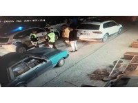 Otomobilin açılan kapısına çarpan elektrikli bisiklet sürücüsü metrelerce savurdu