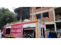 İçi ve etrafı çöplerle dolu metruk bina yangını mahalleliyi tedirgin etti