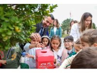 Başkan Vekili Çiçek miniklerle birlikte atık pil topladı