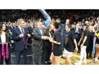 Bakan Bak, ÇBK Mersin’in şampiyonluk sevincine ortak oldu