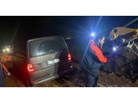 Navigasyon yardımıyla yolculuk yapan minibüsteki 10 kişi çamurlu yolda mahsur kaldı