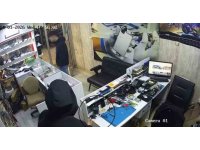 Arkadaşının ‘kamera var’ demesine aldırış etmeyen hırsız telefonu çaldı