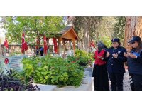 Şehit kızı polisler, babalarını andı