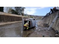 İskenderun’da kanala düşen otomobildeki 2 kişi yaralandı