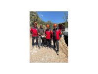 Mahsur kalan 2 keçi, 100 metrelik sarp araziden kurtarıldı