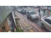 İçi para dolu çantayı sinsice kendine yaklaşan kapkaççıya kaptırmayan kuyumcu, çantasına göz diken şahsı yakalayabilmek için metrelerce kovaladı o anlar kamerada