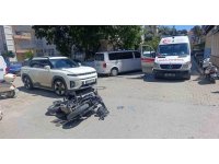 Motosiklet otomobile çarptı , o anlar güvenlik kamerasına yansıdı:1 yaralı