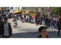 Antalya’da indirimli ikinci el giyim mağazası açılışı yoğun ilgi nedeniyle izdihama dönüştü