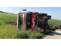 Hatay’da sürücüsünün kontrolünü kaybettiği tır devrildi