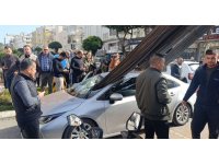 Kamyonun üzerindeki inşaat demirleri seyir halindeki otomobile ’ok’ gibi saplandı