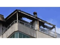 Binanın teras katında çıkan yangında yaşlı bina sakinleri, kapıları çalan kuryelerin yardımıyla tahliye edildi