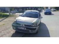 Hafif ticari araç ile otomobilin çarpıştığı kaza ucuz atlatıldı