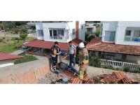 Çatı tadilatında üzerine su deposu devrilen işçi yaralandı