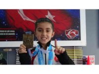 5 yaşında başladığı karate sporunda 7 yaşında Türkiye şampiyonu oldu
