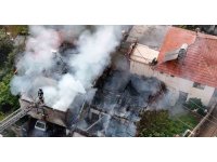 İki katlı gecekonduda çıkan yangın bitişiğindeki eve sıçradı