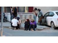 Yaralı öğrencilerin ailelerinin hastane önündeki bekleyişi sürüyor