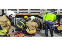 Tır şoförü, kendi tırını tamir ettiği esnada aracın hareket etmesiyle ezilerek can verdi