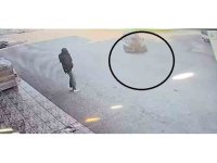 Karşıya geçmeye çalışan kadına otomobil çarptı: Kaza anı kamerada