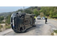 Alanya’da refüje çarpan hafif ticari araç devrildi: 1 yaralı