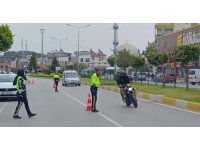Motosikletini uygulama yapan polislerin üzerine sürüp kaçtı