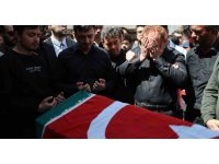 Saldırıda ölen öğretmenin eşi ve çocukları tabut başında gözyaşı döktü