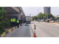 Mendil sattığı ışıkta tırın altında kalan yaşlı katdın öldü, kaza anı güvenlik kamerasında