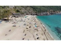 Hava sıcaklığının 24 dereceye yükseldiği Alanya’da sahiller doldu