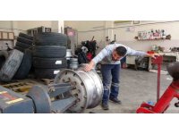 Mersin’de kamyon lastiği şişirirken patladı: O anlar kamerada