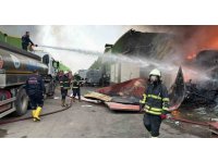 Geri dönüşüm fabrikasında çıkan yangına ekiplerin müdahalesi sürüyor