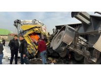 Tırların çarpıştığı feci kaza kamerada