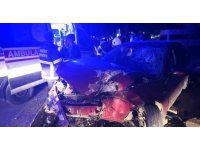 Ağaca çarpan otomobil hurdaya döndü: 3 yaralı