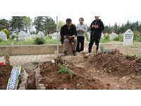 Saldırıda ölen 4 öğrencinin mezarında hüzün ve gözyaşı hakim