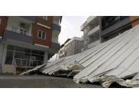 Fırtınanın uçurduğu çatı araçlara zarar verdi: O anlar kamerada