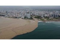 Yaylalardaki sel dereleri coşturdu, Akdeniz’i kahverengiye bürüdü