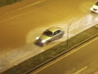 Adana’da şiddetli yağmur cadde ve sokakları göle çevirdi