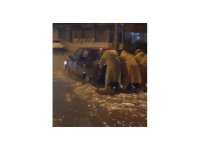 Minibüste mahsur kalan 4 kişiyi itfaiye kurtardı