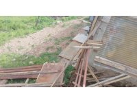 Osmaniye’de fırtına ahırın çatısını uçurdu