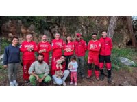 Kaya içerisindeki yarığa düşen 6 yavru köpek için film gibi kurtarma operasyonu