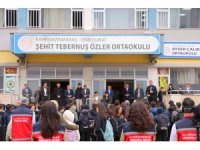 Saldırının gerçekleştiği okulun velileri çocuklarını öperek okula yolladı