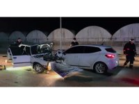 Antalya’da iki otomobilin kafa kafaya çarpıştığı kaza kamerada: 1 ölü